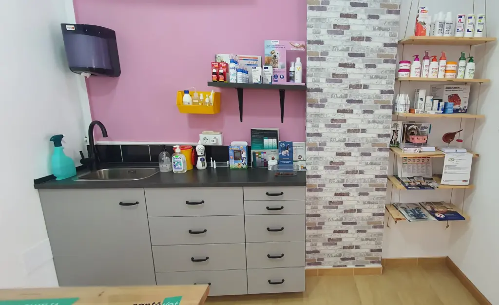 Sala de consulta de Bigotitos La Cala con encimera, fregadero y estanterías con productos veterinarios