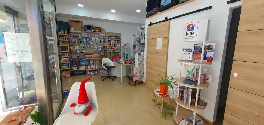 Recepción y tienda de Bigotitos La Cala con productos para mascotas y expositor de alimentación veterinaria